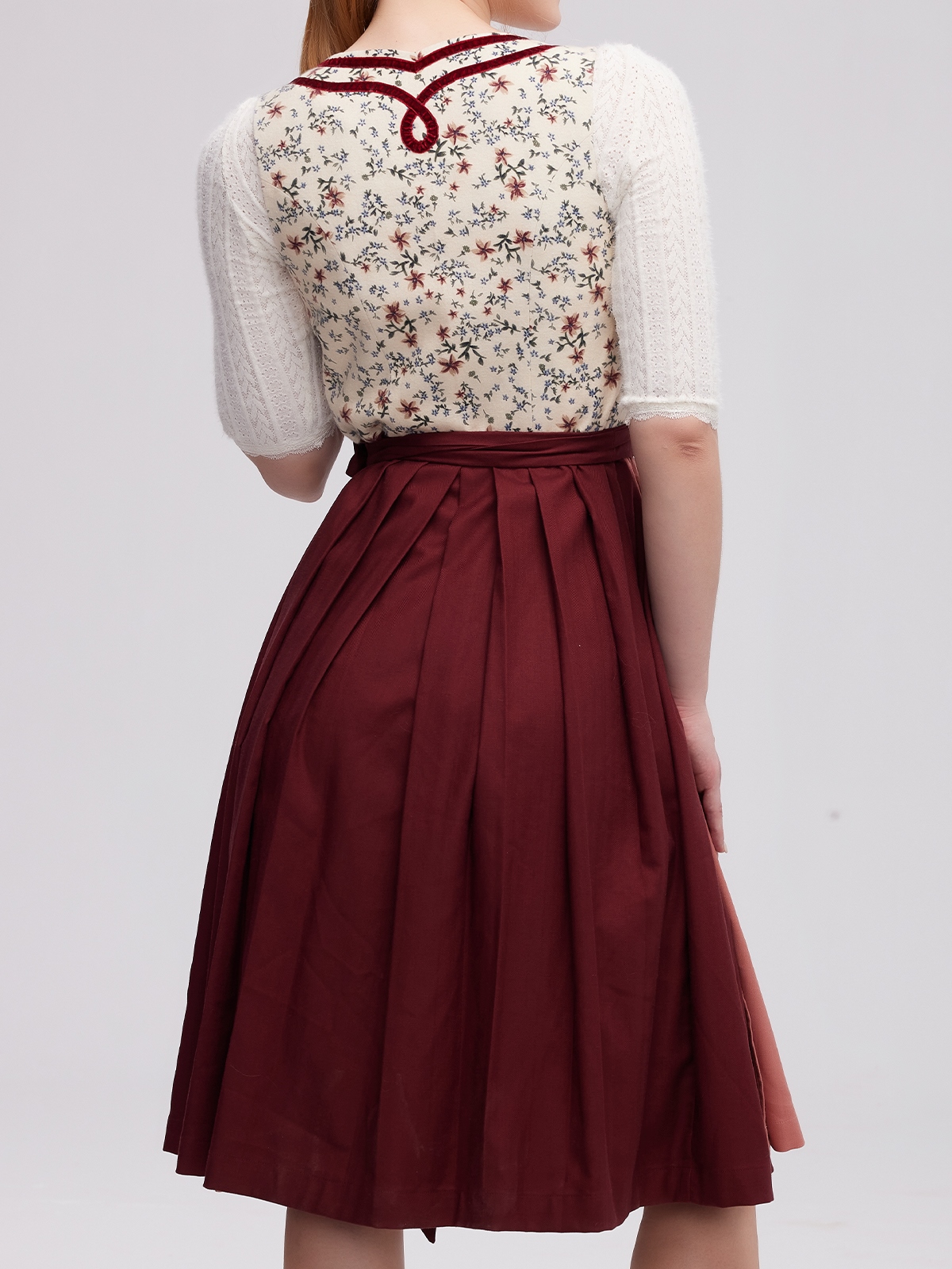 Pinkes Samt Dirndl mit Spitzenbluse