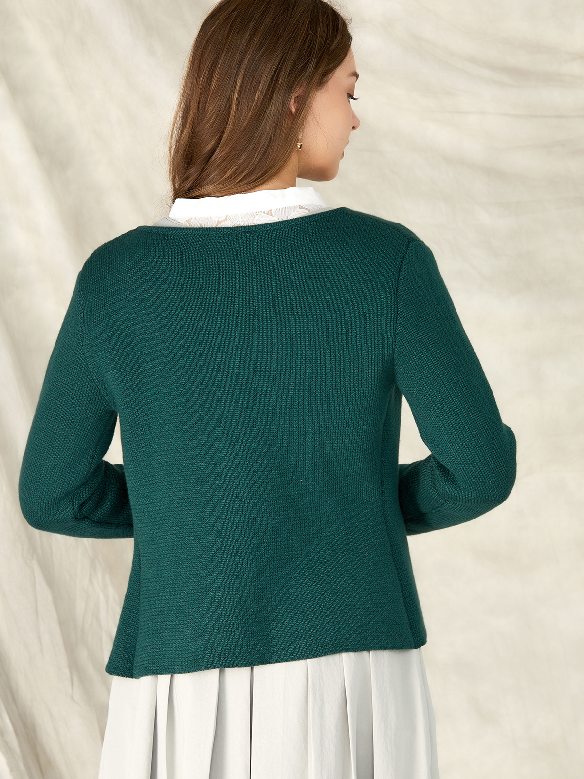 Modernes Dirndl in Grün mit traditionellen Elementen