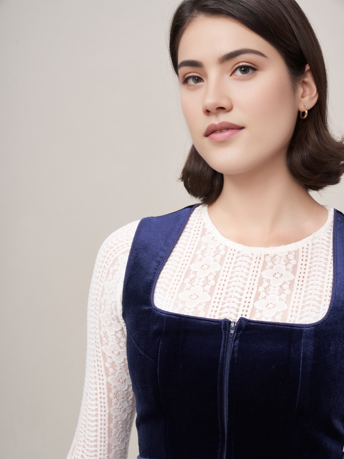 Modernes Dirndl in Blau mit trendigem Schnitt