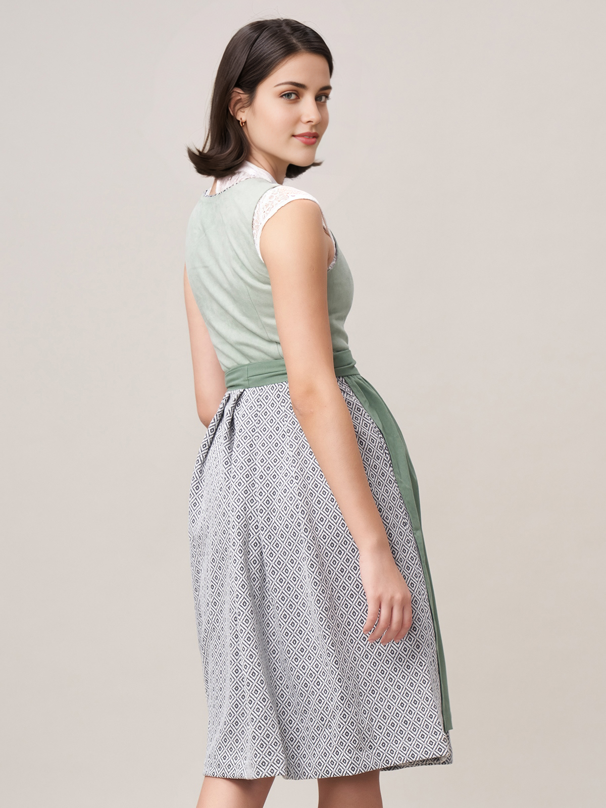 Dirndl in Grün mit floralen Details