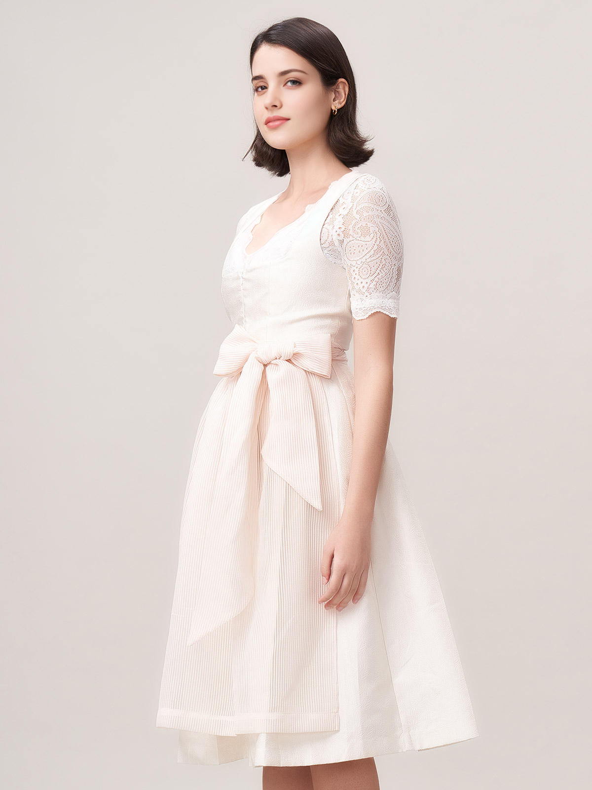 Dirndl mit Herzausschnitt in Beige