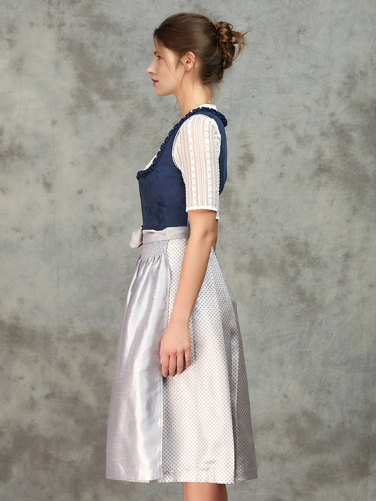 Beige Dirndl mit blumigen Akzenten