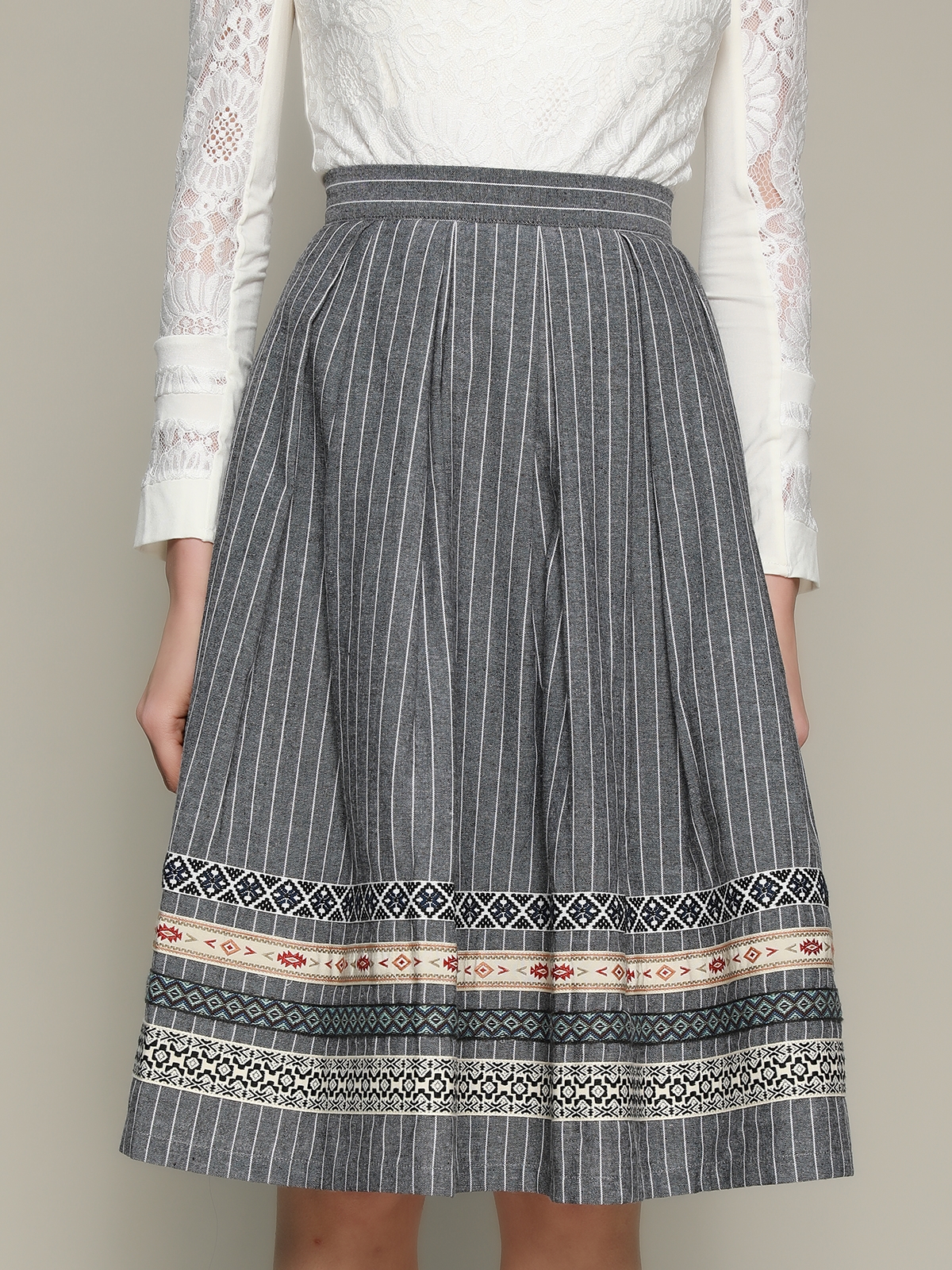 Ein graues Dirndl mit modernem Schnitt