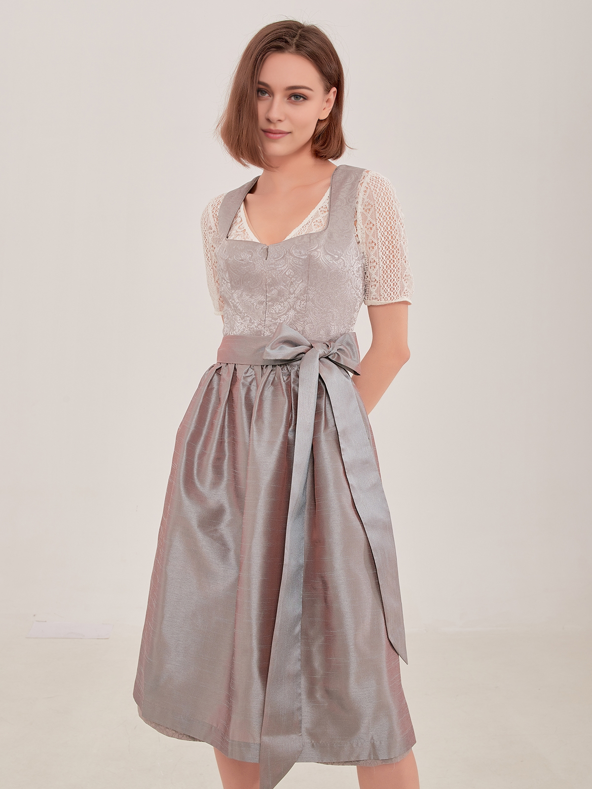 Modernes Dirndl mit Ausschnitt in Grün