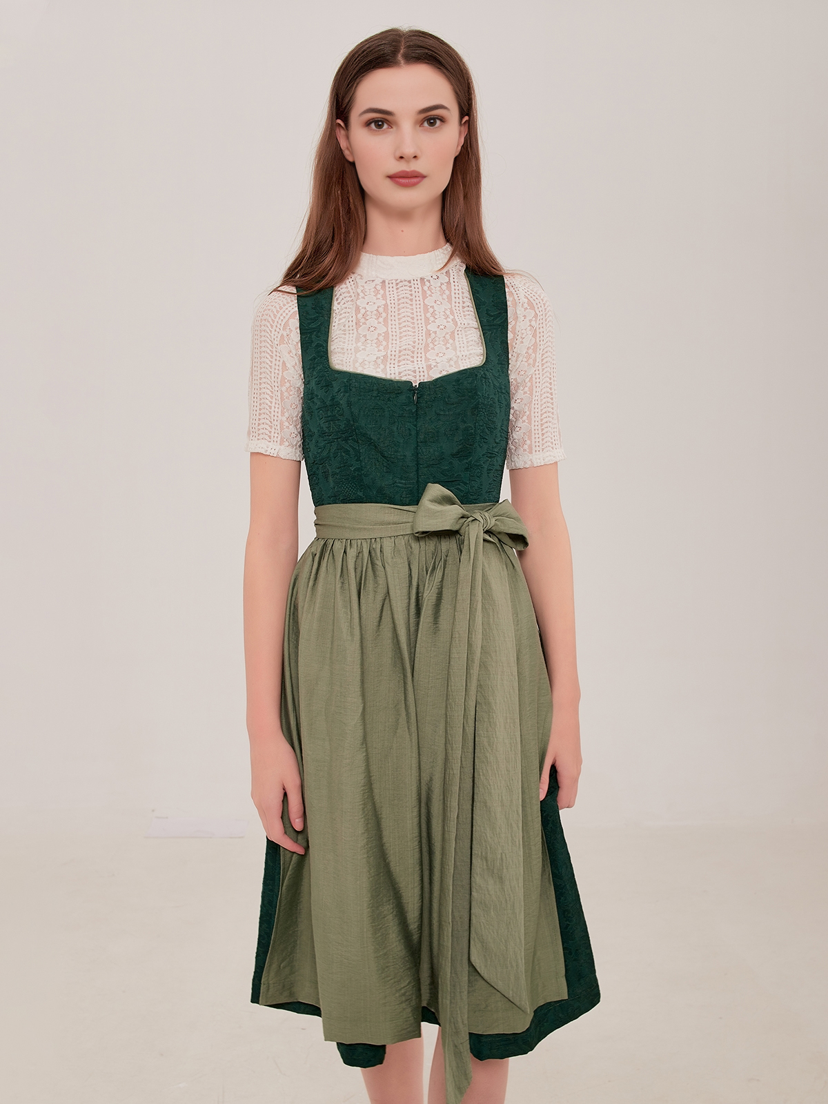Dirndl Grün mit eleganter Bluse
