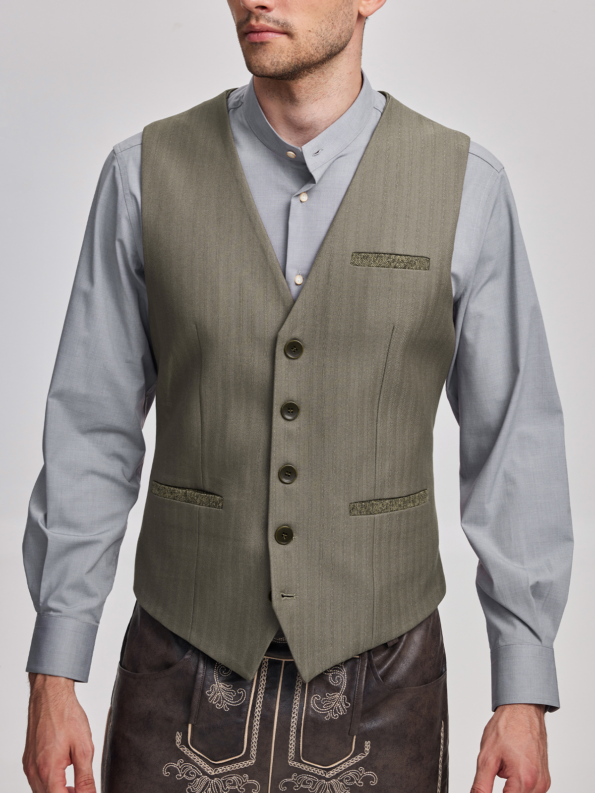 Modernes Dirndl mit eleganter Weste