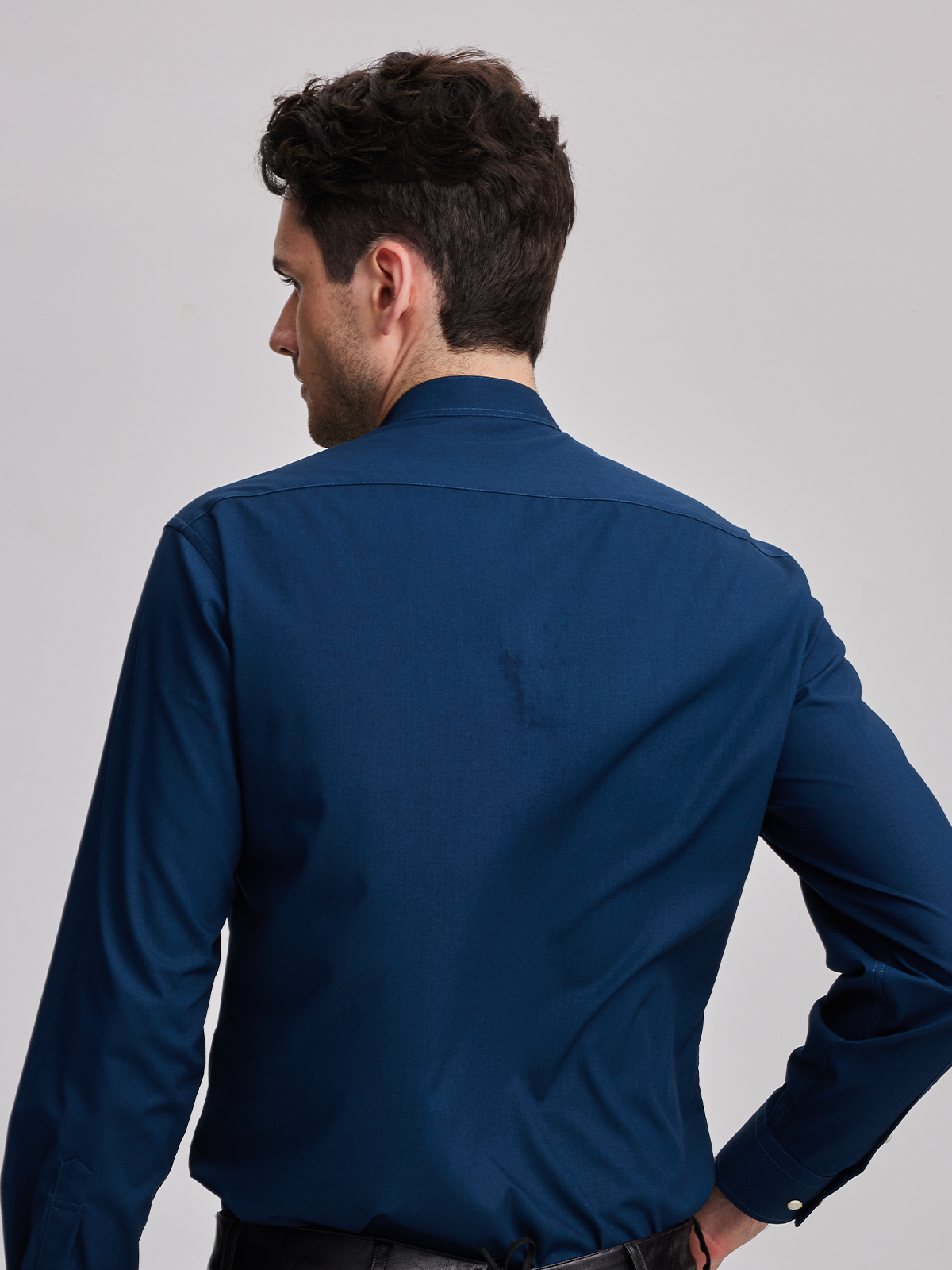 Modernes dunkelblaues Dirndl mit eleganter Silhouette