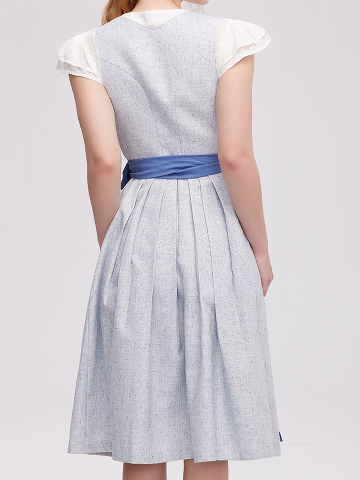 Modernes blaues Dirndl mit eleganter Silhouette