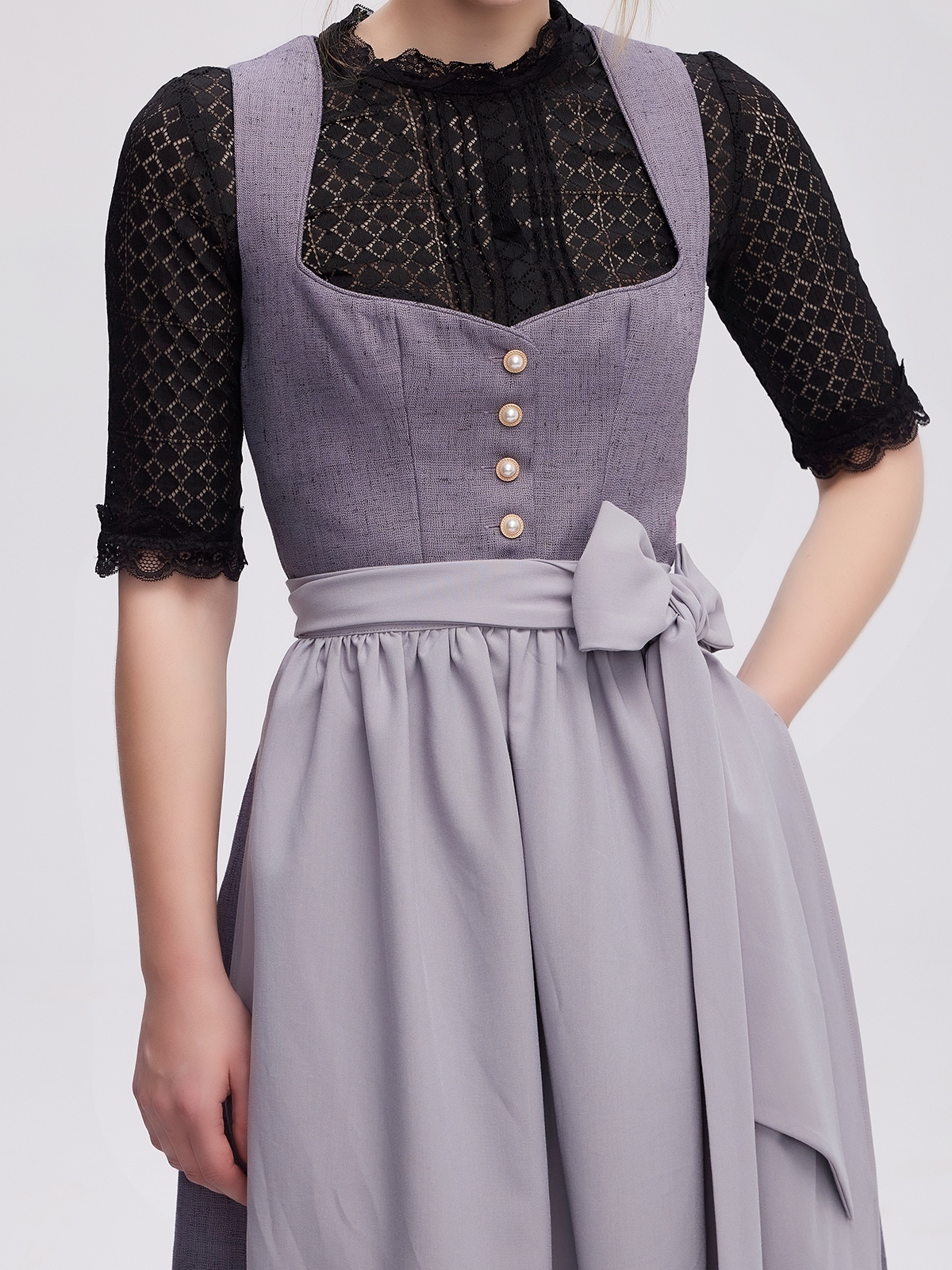 Ein graues Dirndl mit floralen Akzenten – perfekt für festliche Anlässe