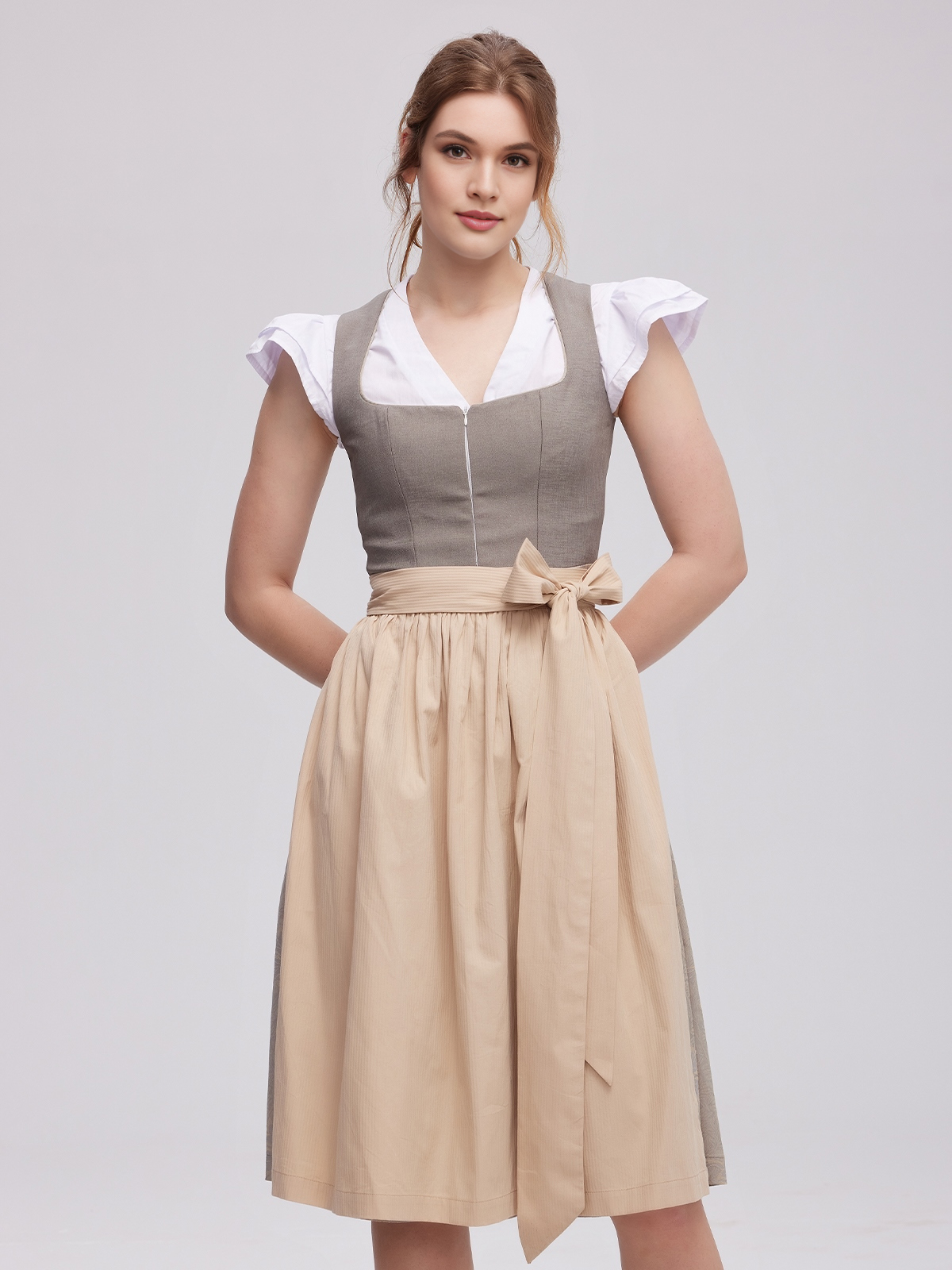 Modernes graues Dirndl mit schlanker Silhouette