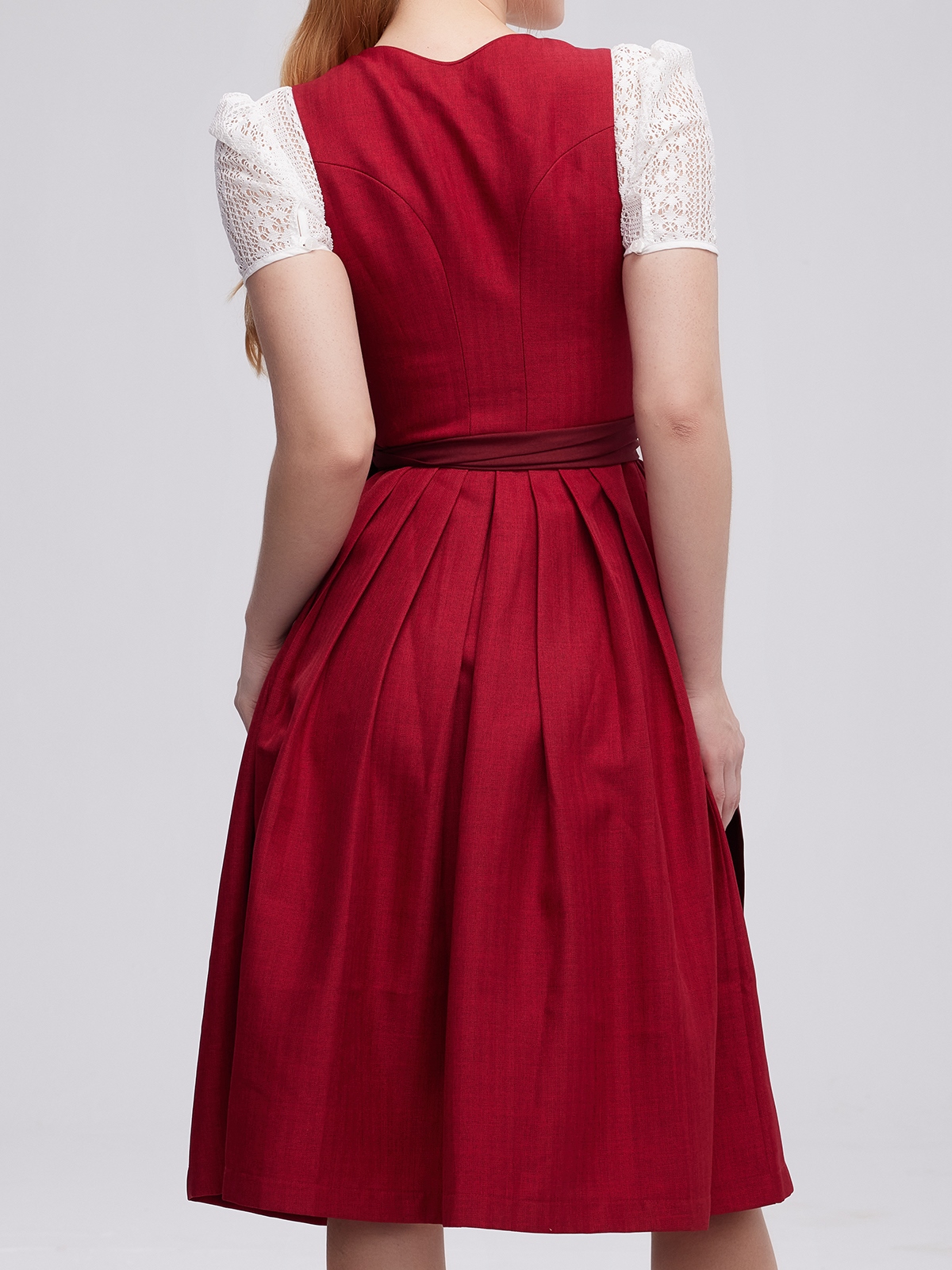 Dirndl in Rot – ein klassischer Look mit modernem Twist