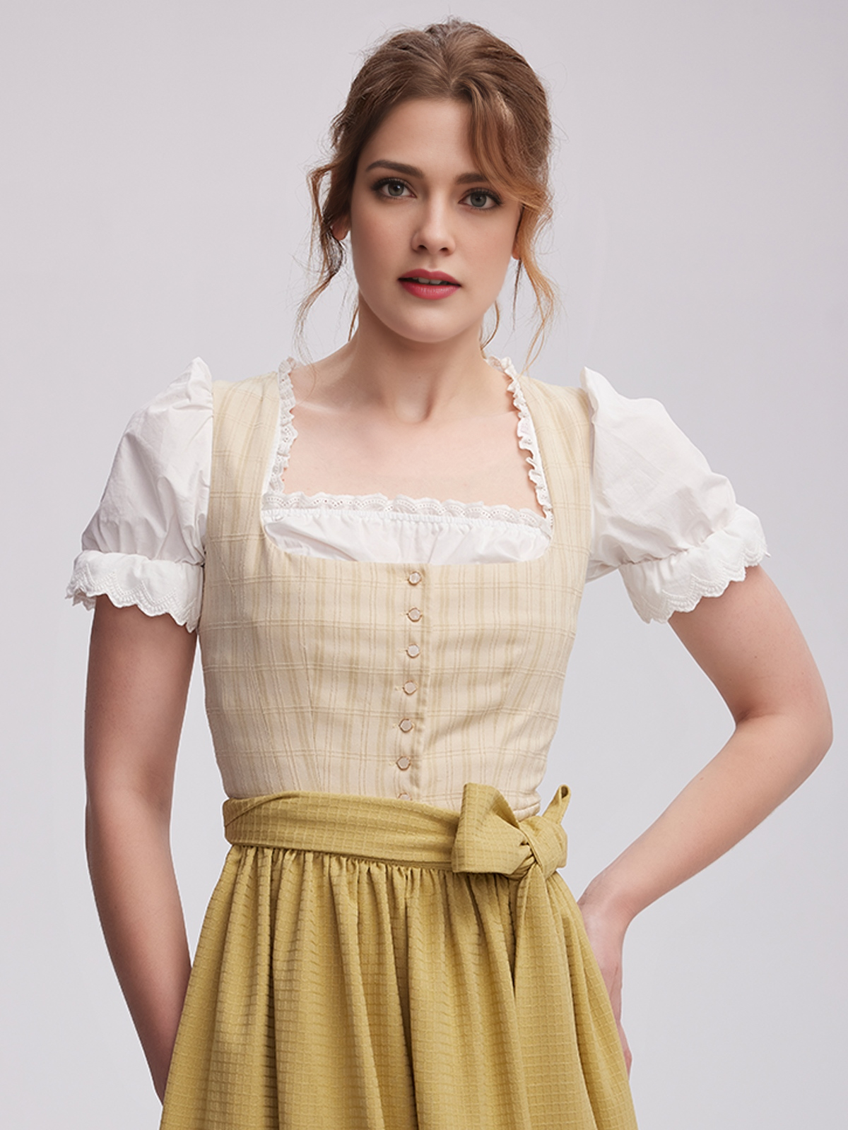Brown Julia in einem eleganten Dirndl