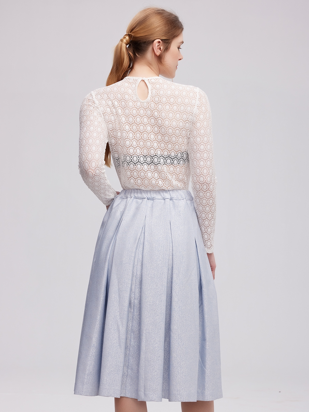 Dirndl mit geradem Ausschnitt in modernem Design