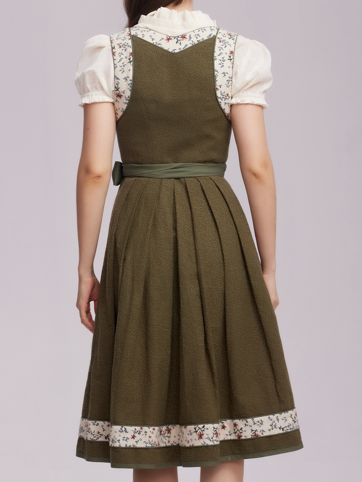 Grünes Dirndl ohne Schnürung – stilvoll und bequem