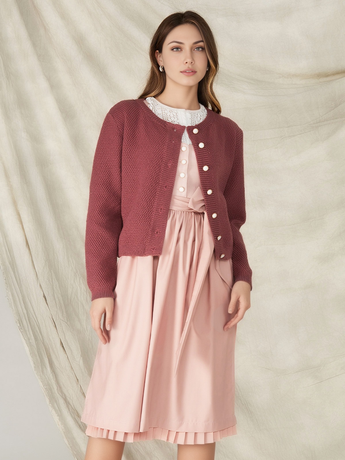 Modernes Dirndl in Lila mit figurbetonter Taille