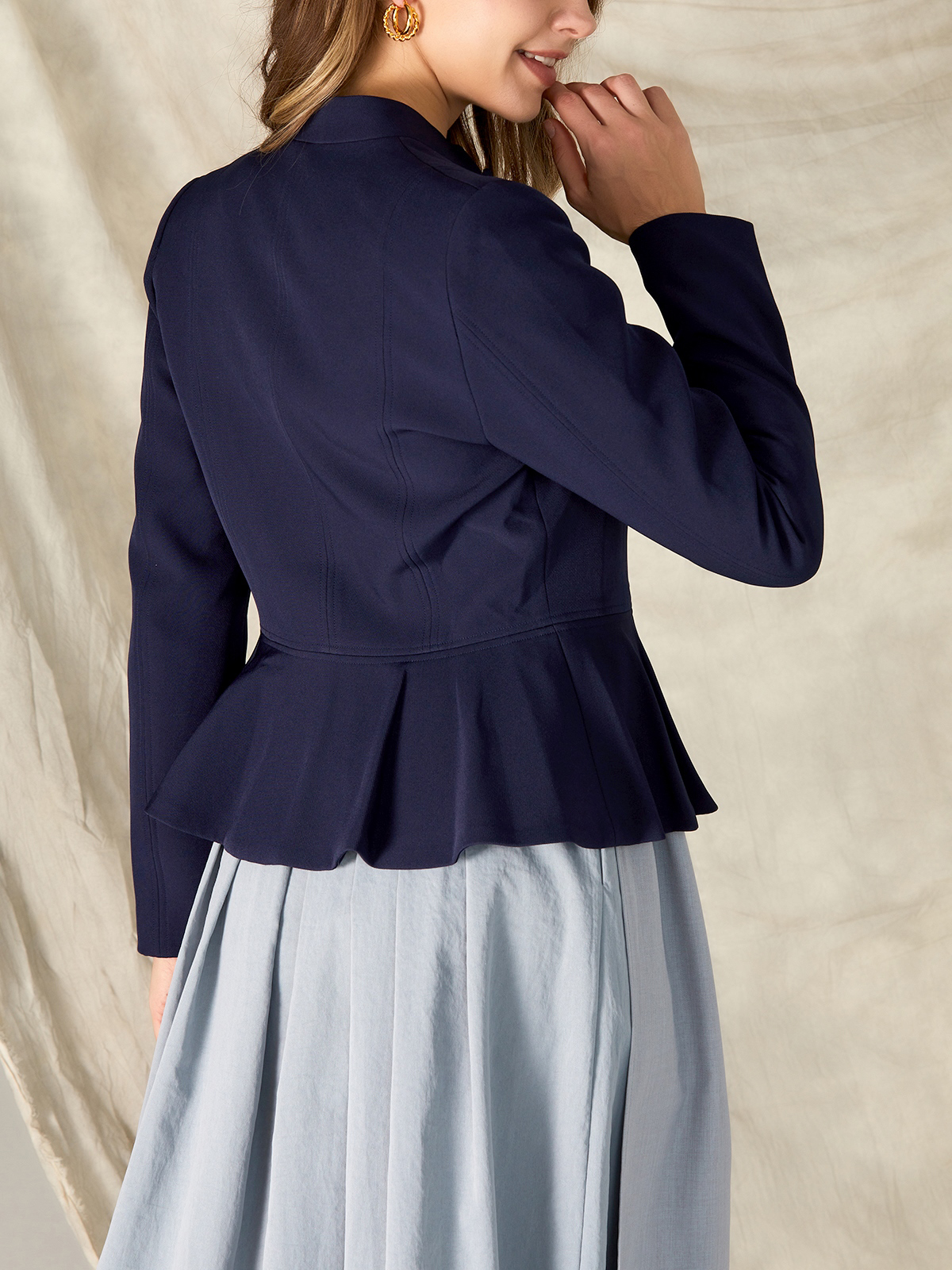 Modernes Dirndl in Marineblau