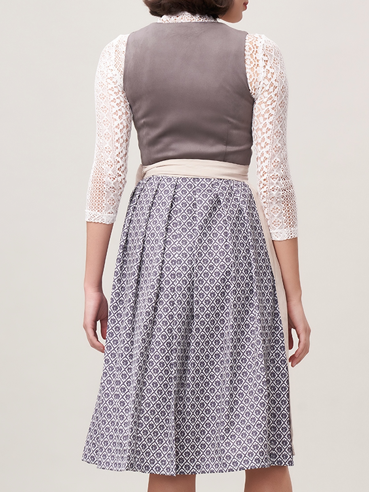 Modernes graues Dirndl mit schmaler Taille und dezentem Dekolleté