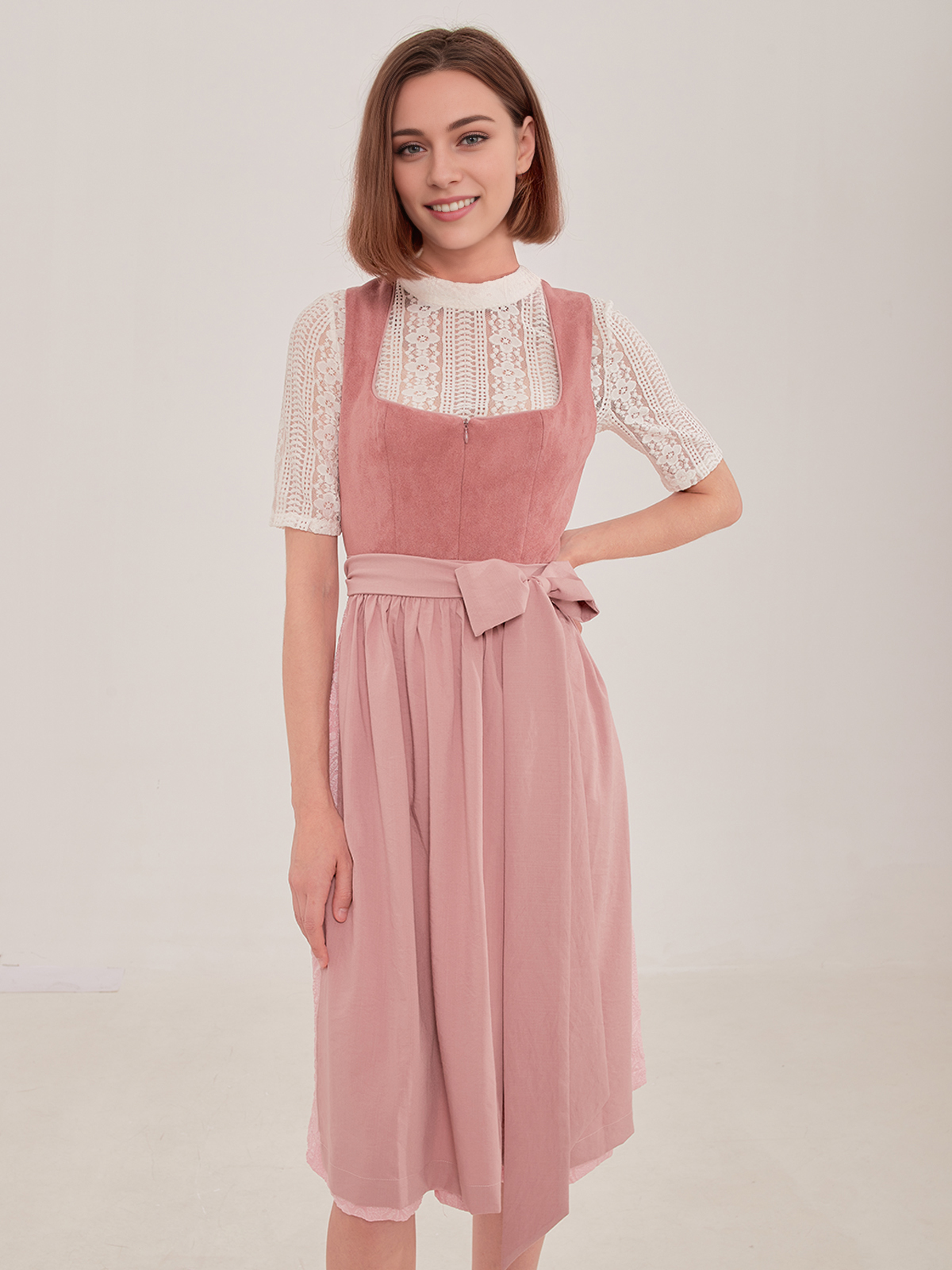 Stylisches dunkelgrünes Dirndl mit rosa Bluse