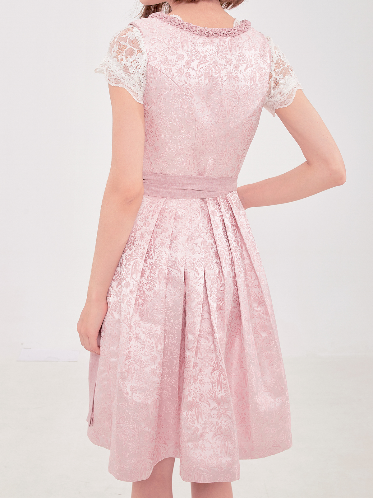 Dirndl in Rosa – feminin und modern