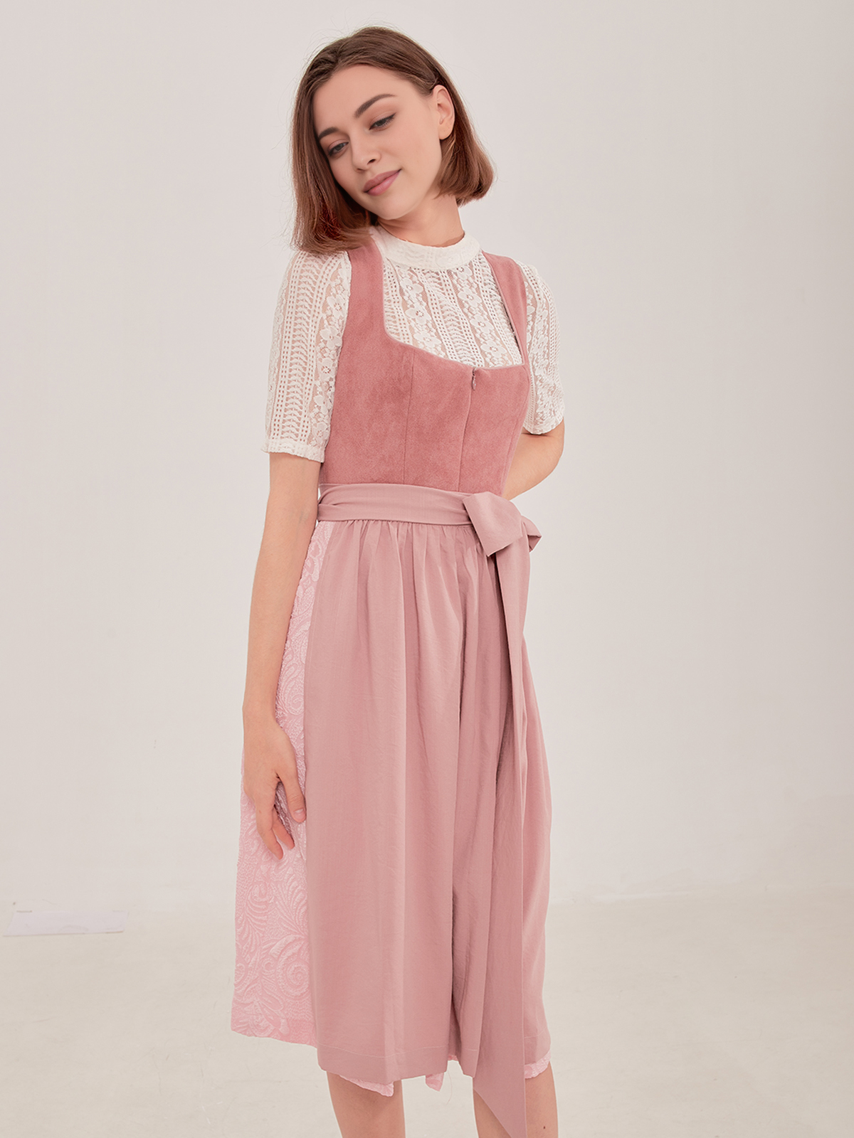 Traditionelles Dirndl in Rosa