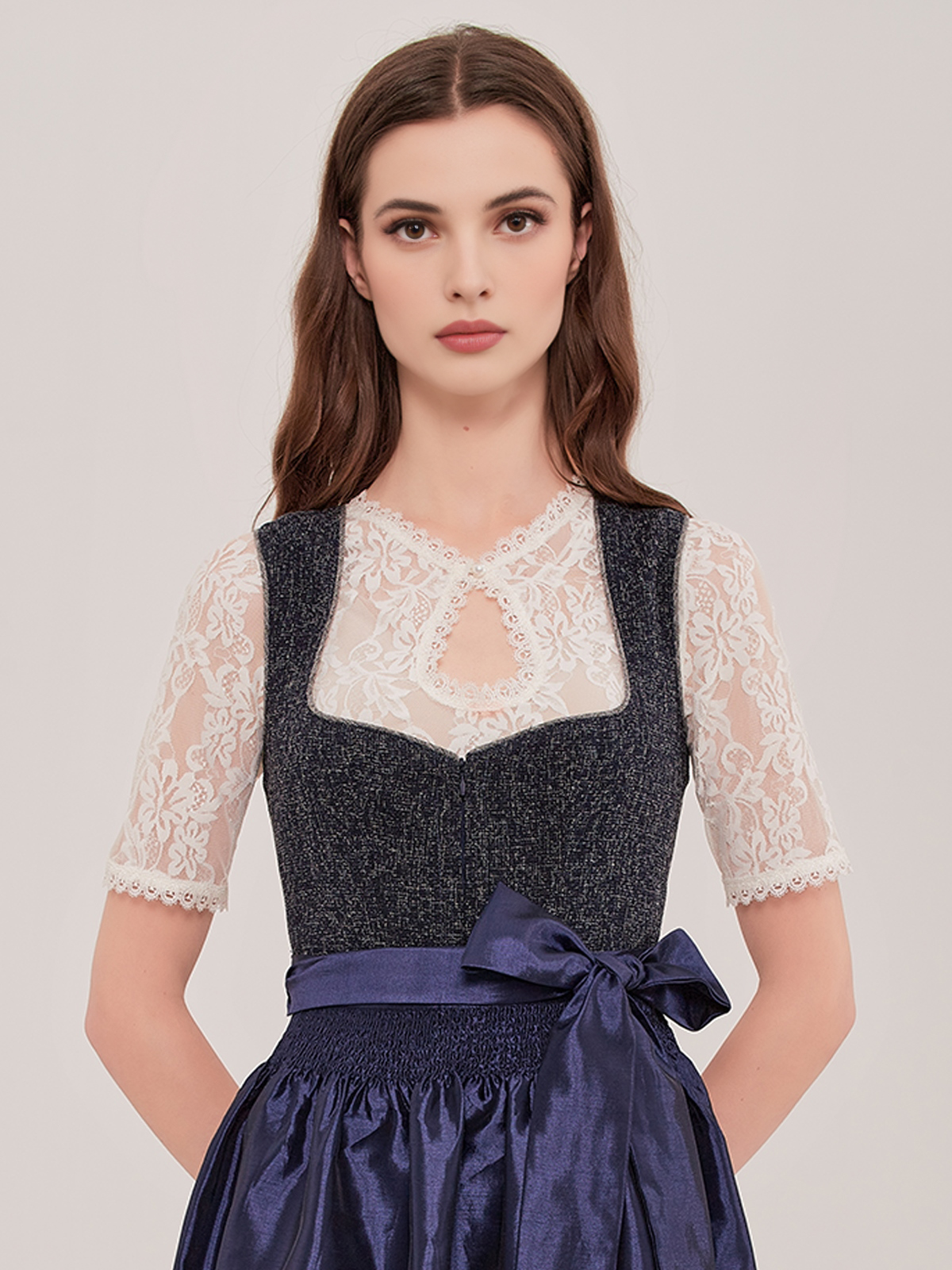 Mini Dirndl in Blau – modern und stilvoll