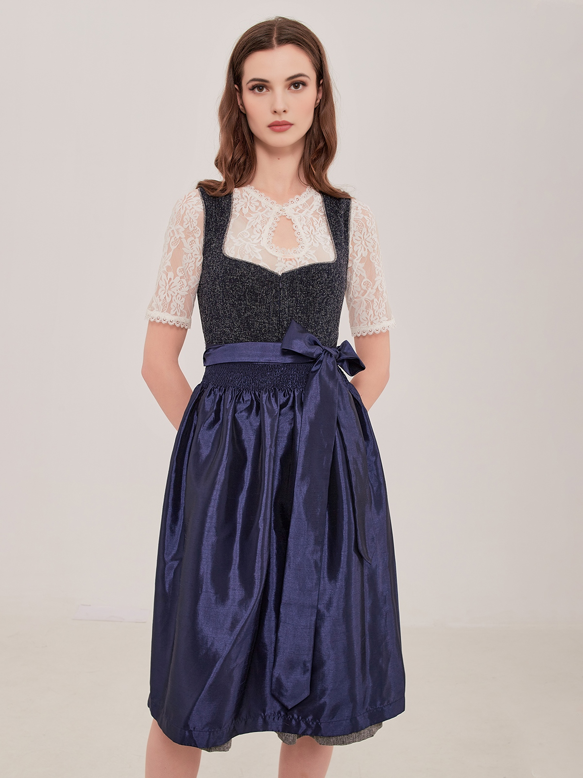 Dirndl in Blau mit traditioneller Schürze