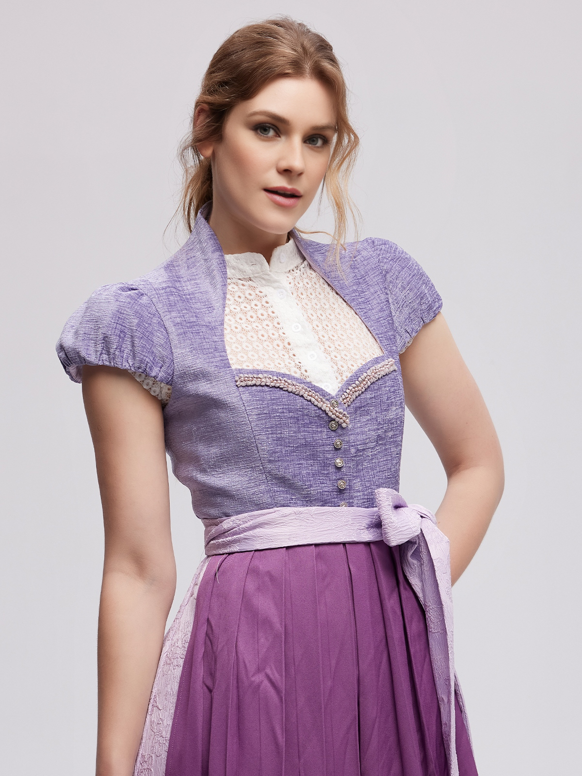 Modernes Dirndl in grau-grün mit schlanker Silhouette