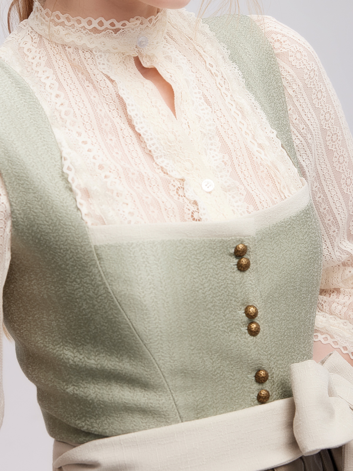 Ein grünes Dirndl mit hochgeschlossenem Schnitt, perfekt für festliche Anlässe