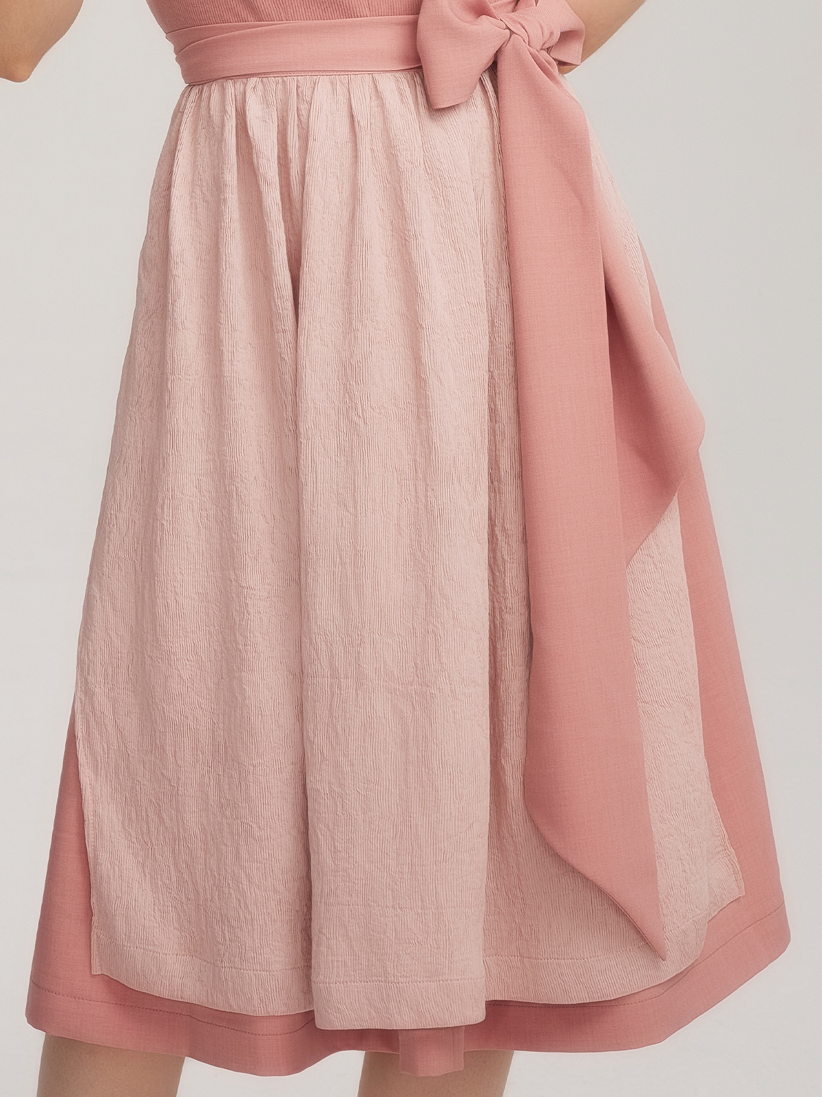Moderne schwarze Dirndl Bluse in Rosa