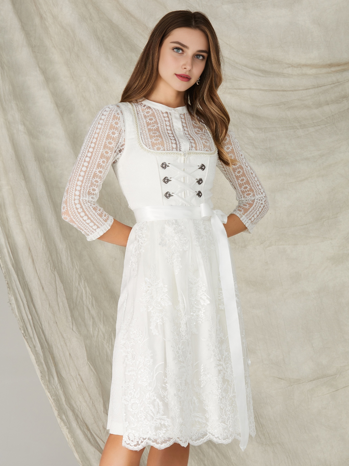 Ehreer Dirndl in Weiß