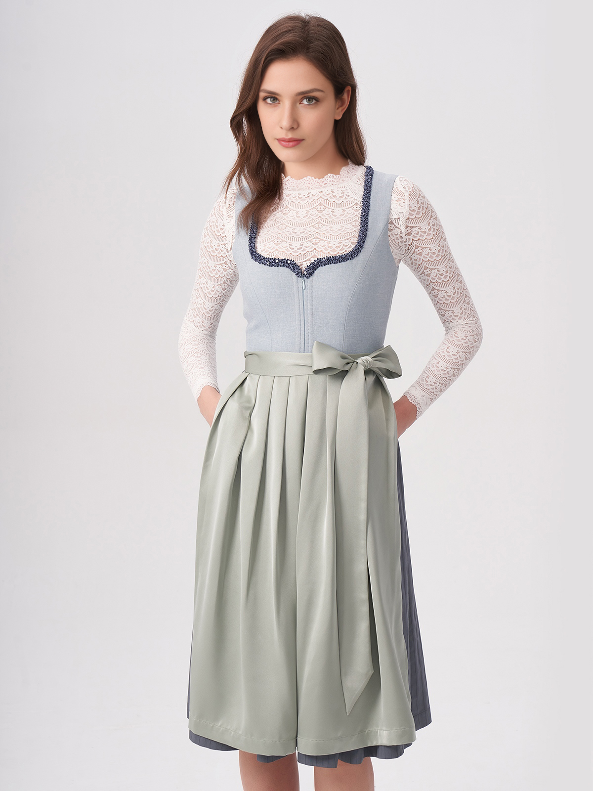 Moderne Dirndl Bluse in Blau