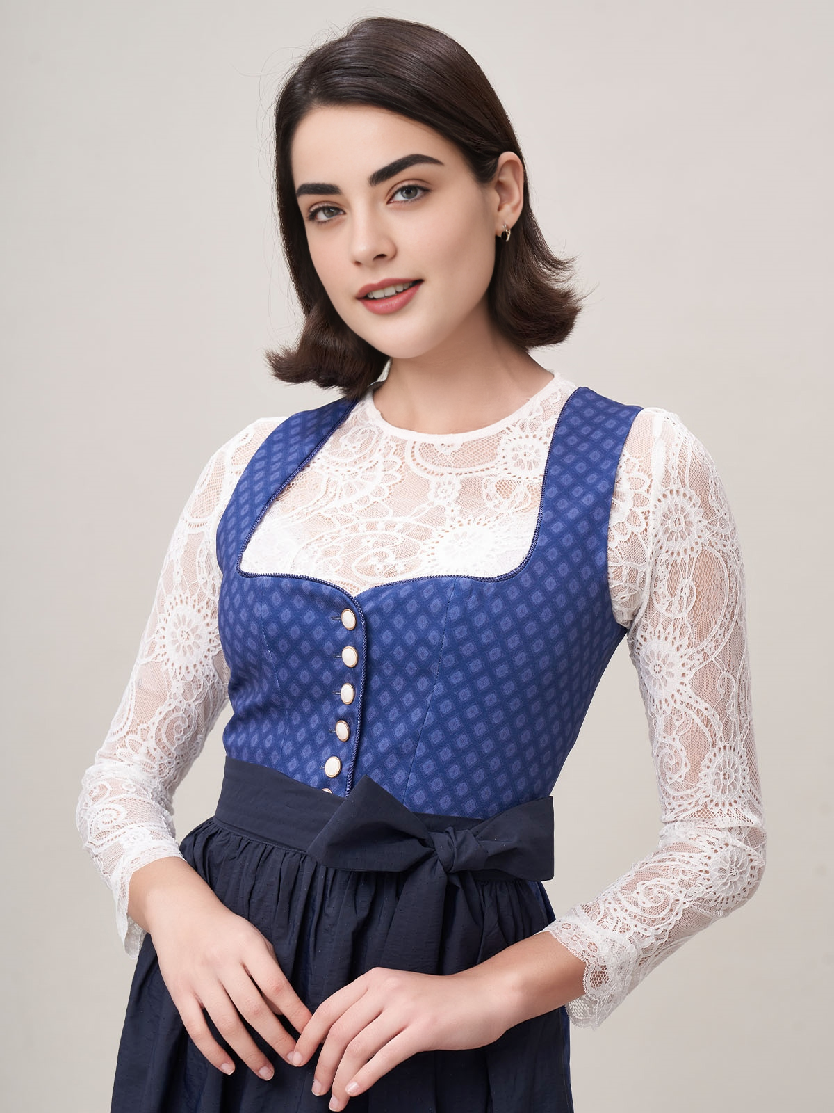 Grüne Dirndlbluse mit blauem Dirndl