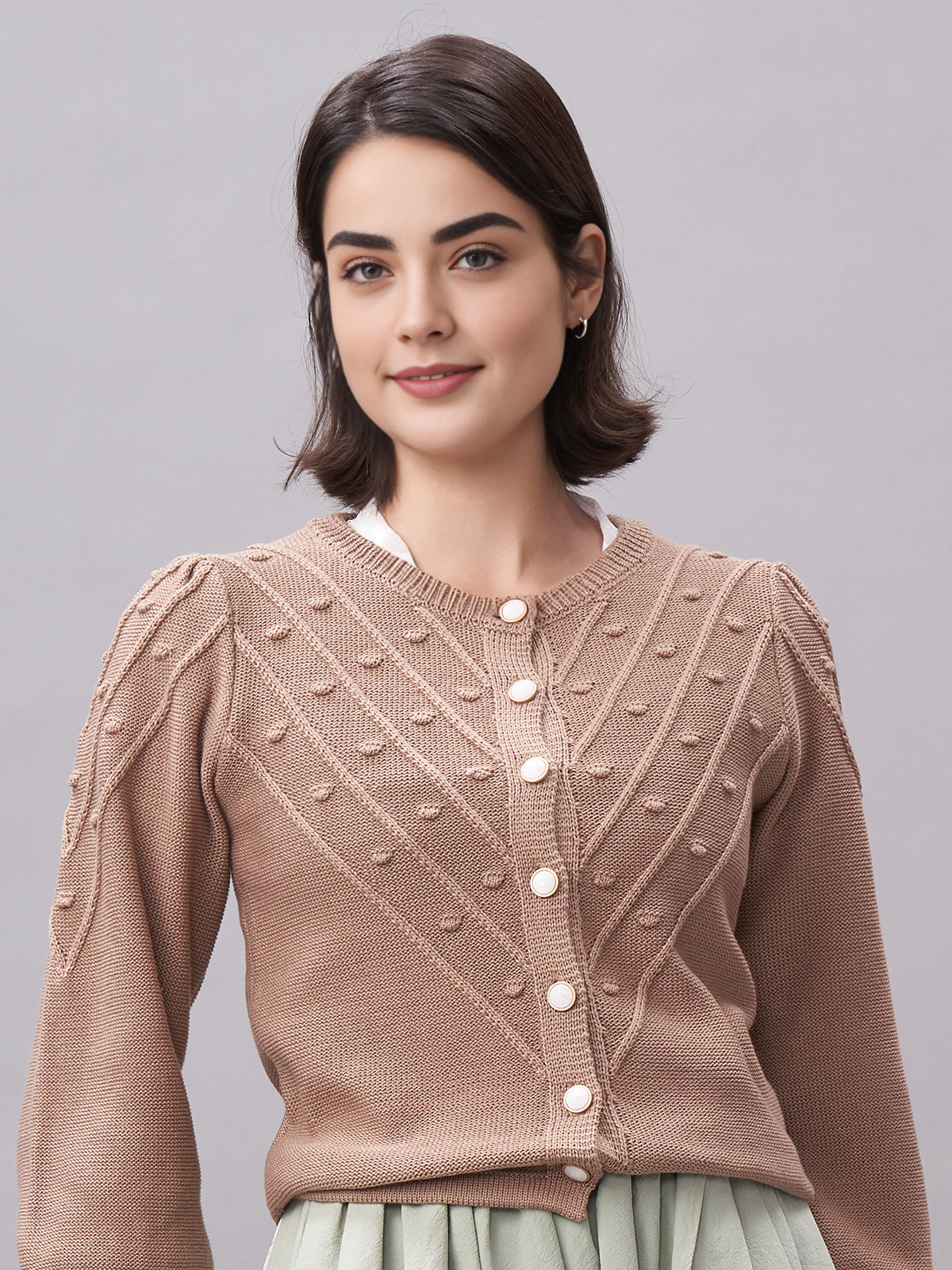 Modernes Dirndl in Braun mit schmeichelhaftem Schnitt