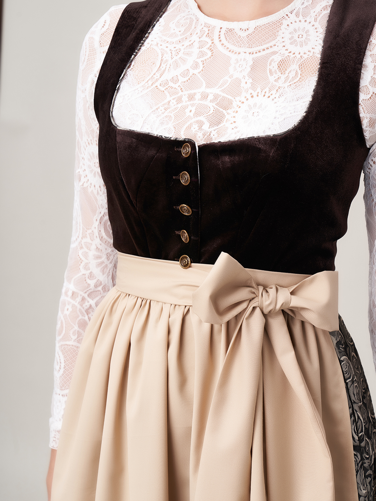 Schwarzes Dirndl mit modernem Schnitt