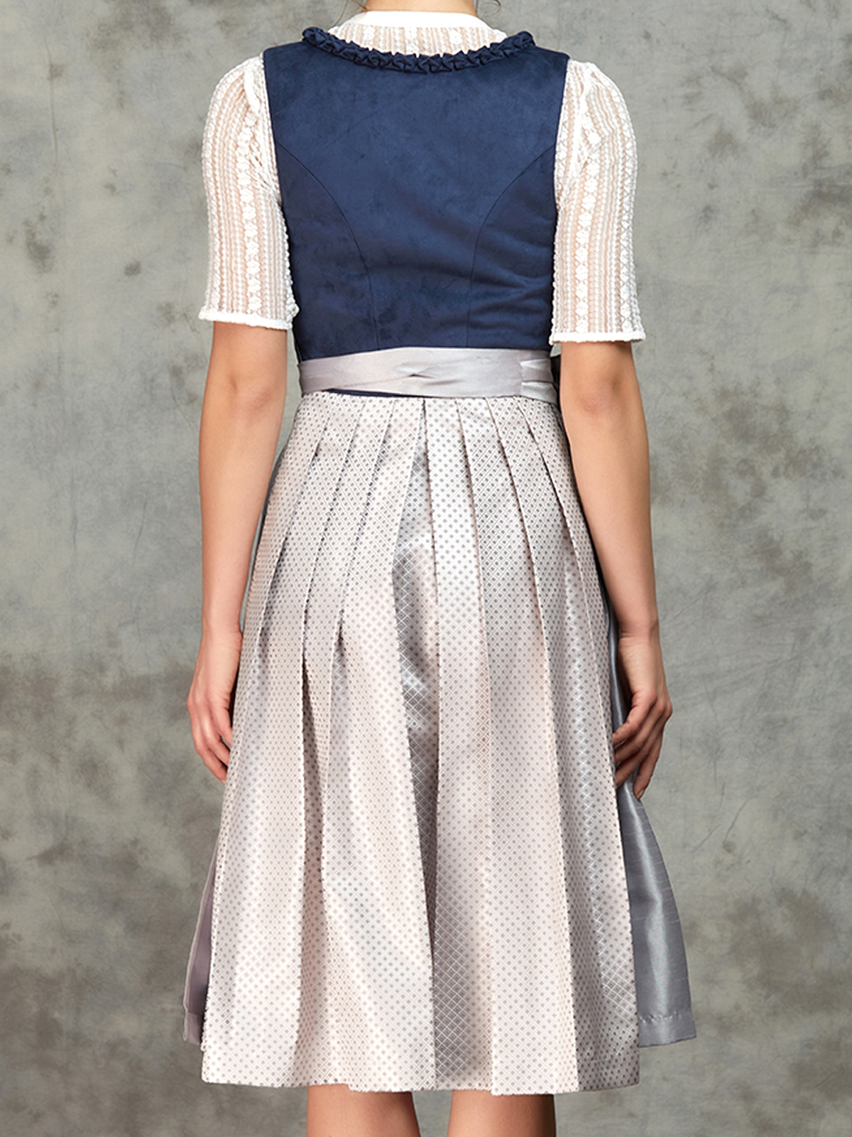 Ein modernes Dirndl in Blau – perfekt für festliche Anlässe