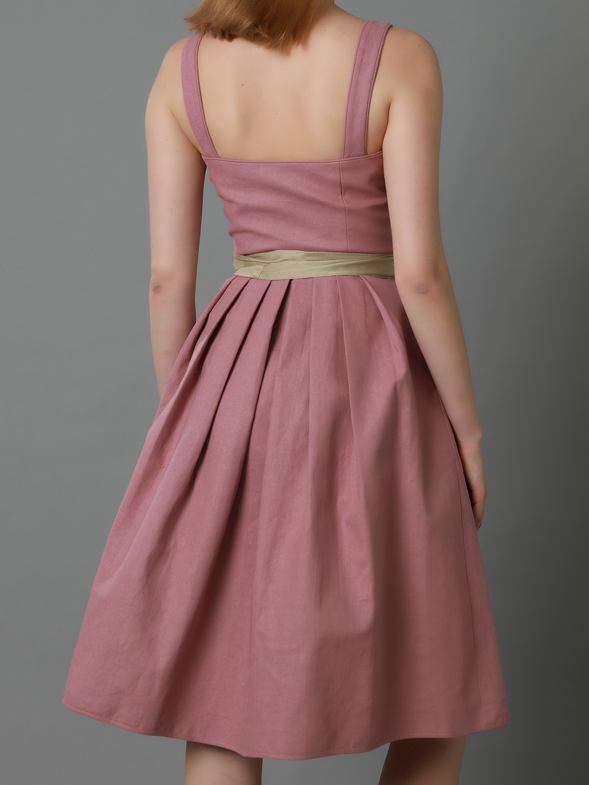 Modernes Dirndl in Rosa