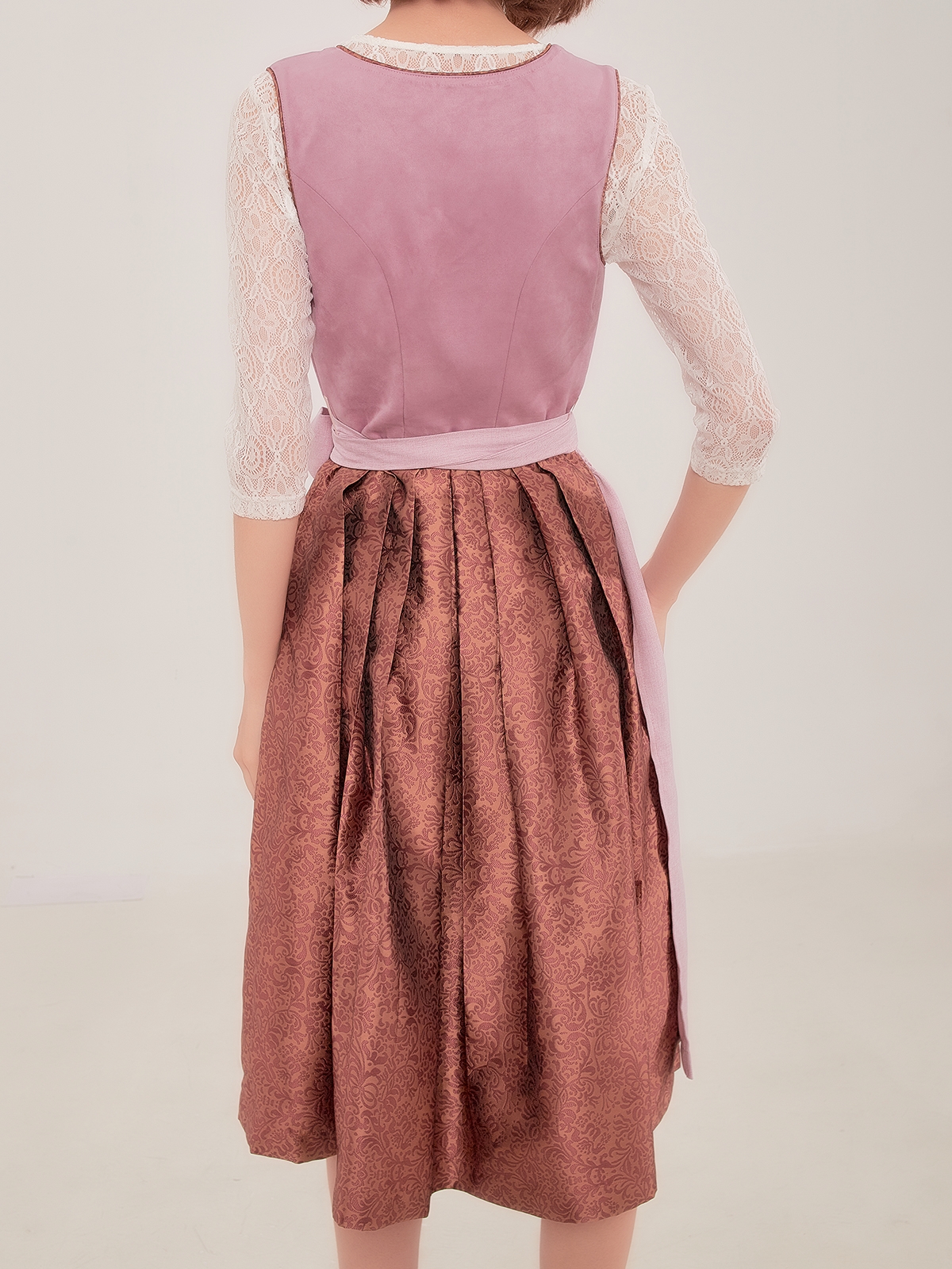 Rosa Dirndlbluse mit lila Dirndl