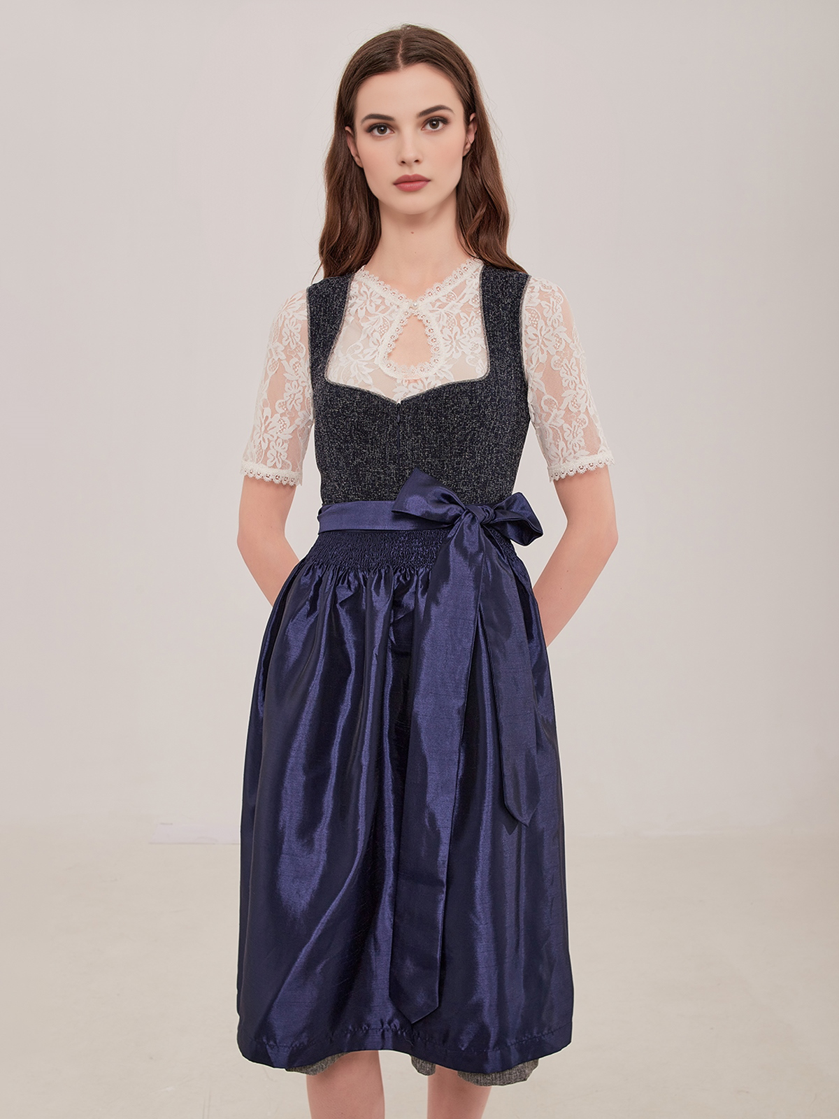 Dirndl mit 70 cm Rocklänge in Blau
