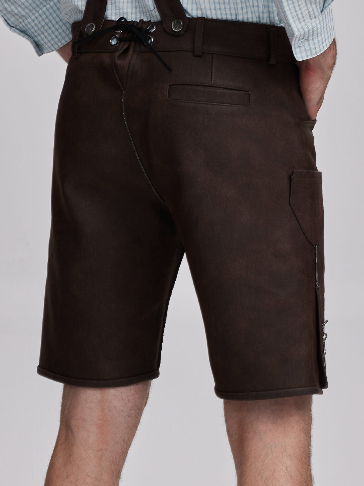 Blaue Herrenhemden mit Lederhose
