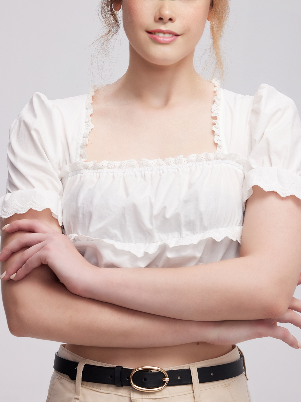 Moderne Dirndlbluse in Weiß mit femininem Schnitt