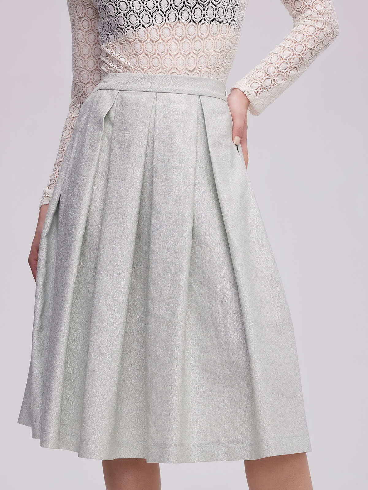 Moderner Dirndl Samt Beige in urbanem Setting
