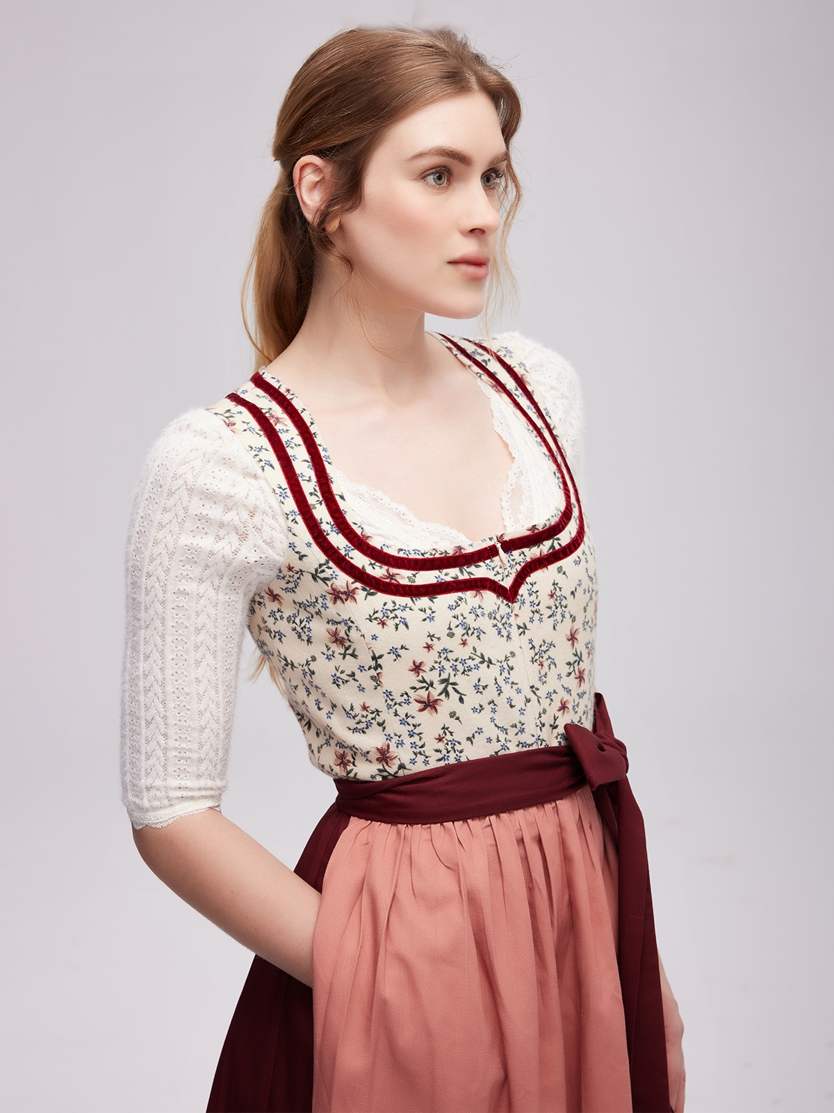 Dirndl rot Spitze – feminin und stilvoll