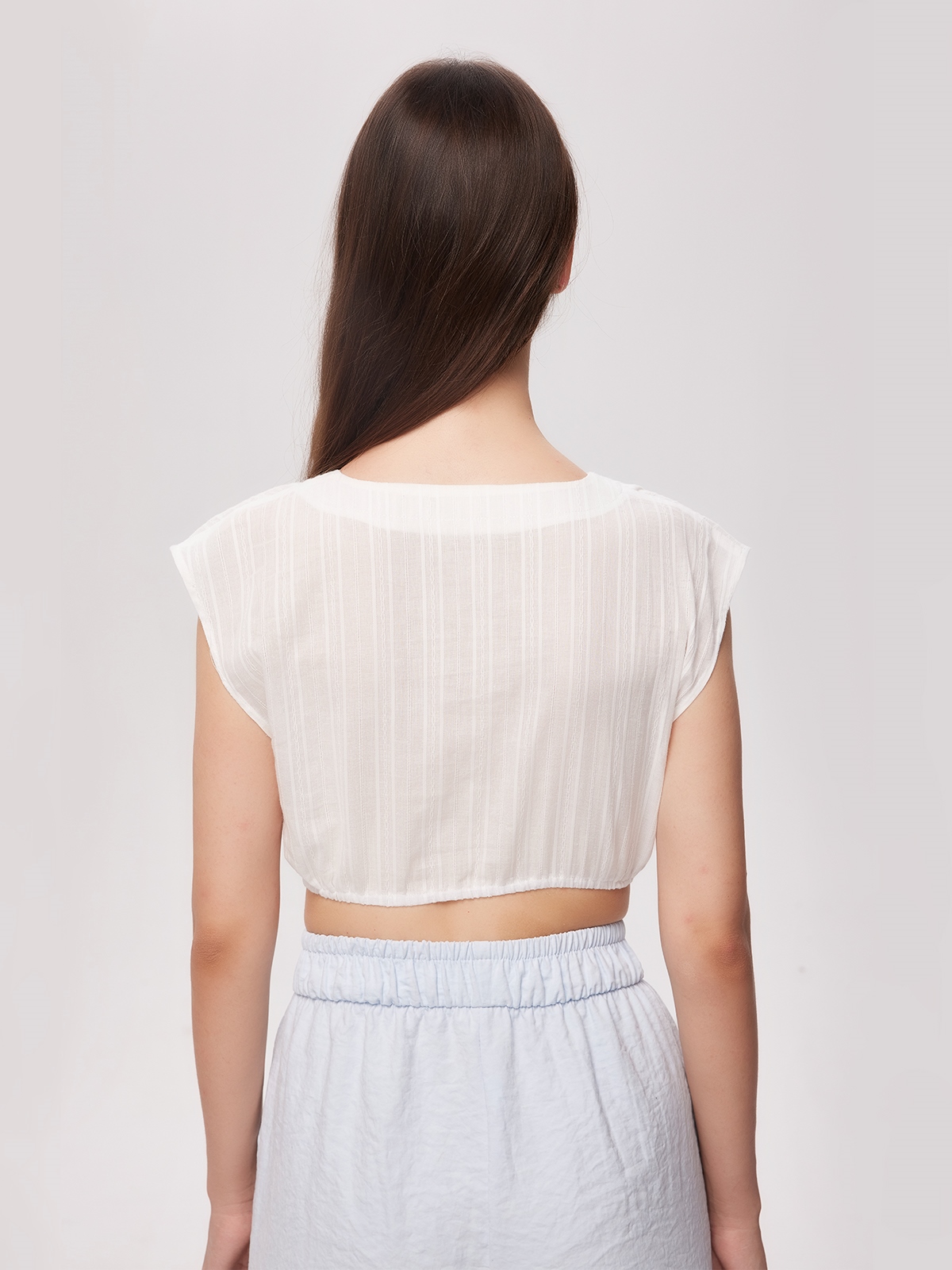Modernes Dirndl in Weiß mit femininem Schnitt