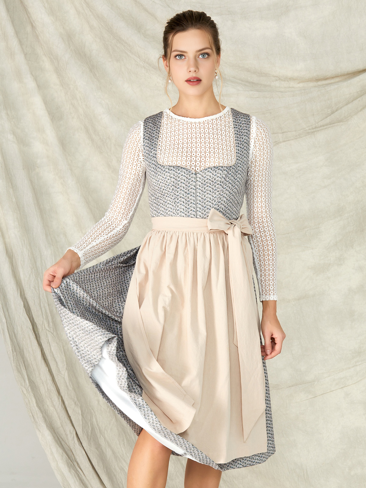 Modernes Dirndl in Blau – perfekt für den urbanen Look