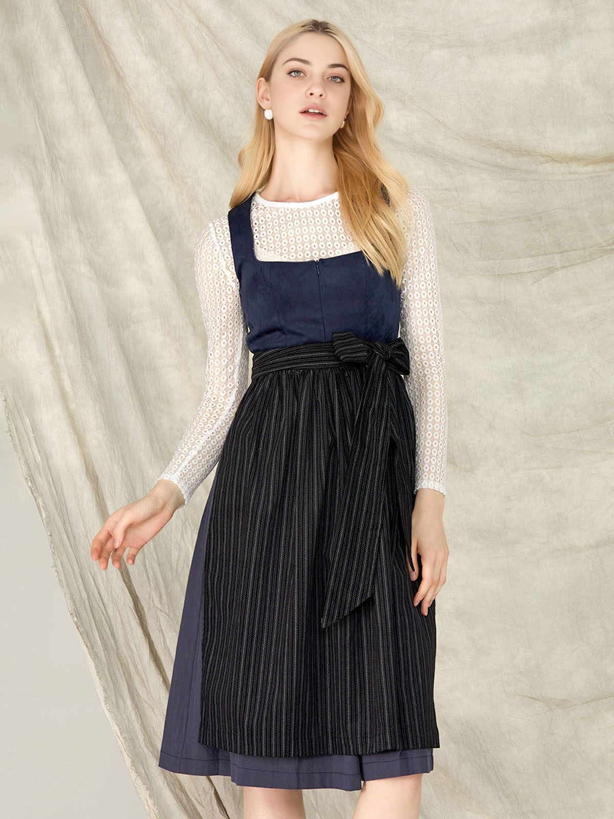 Dirndl in Blau – ein kontrastreicher Look
