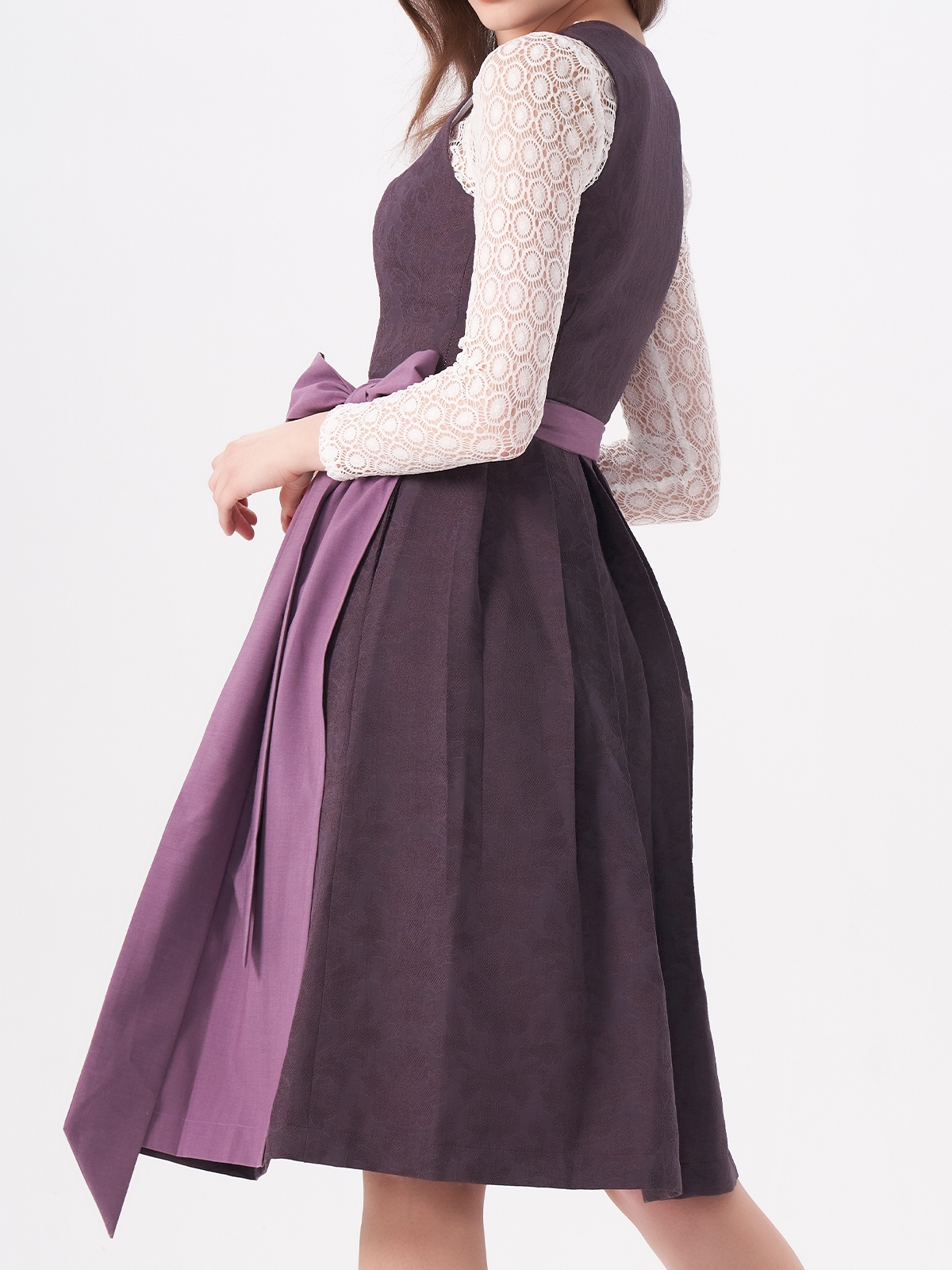 Dirndlbluse in Lila mit Spitzenverzierung