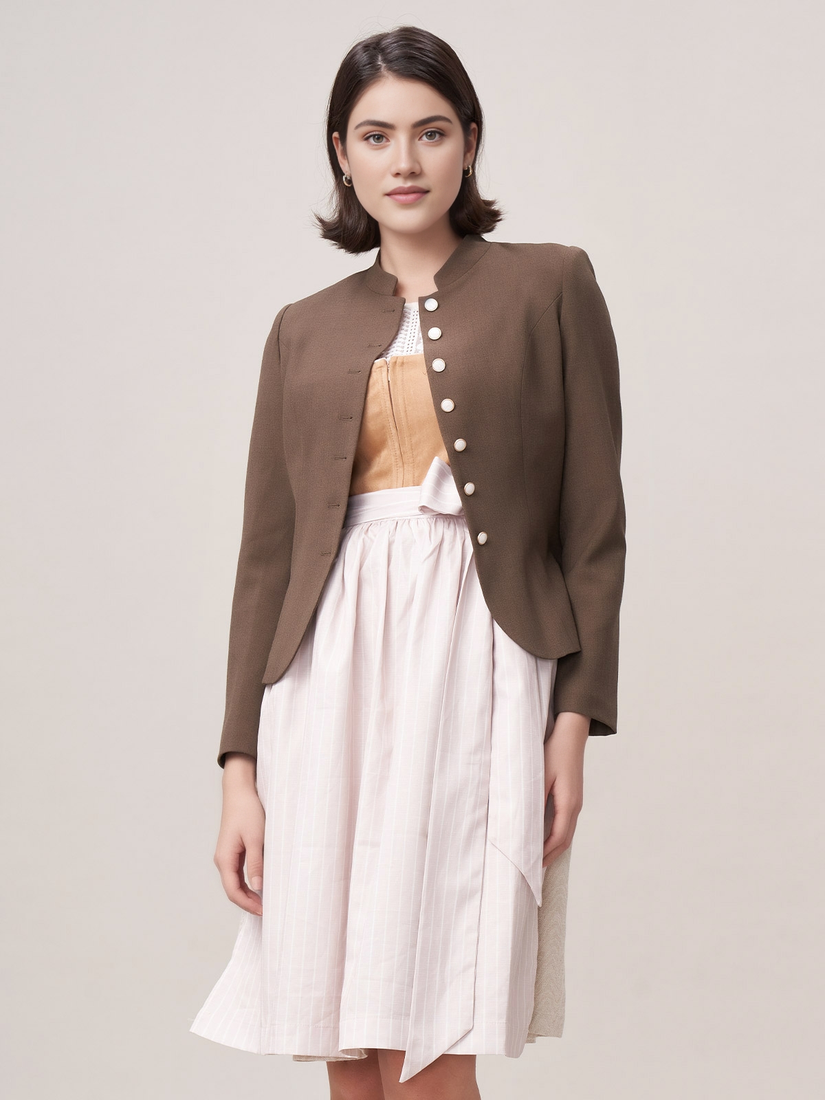 Modernes Dirndl in Braun mit schlanker Silhouette