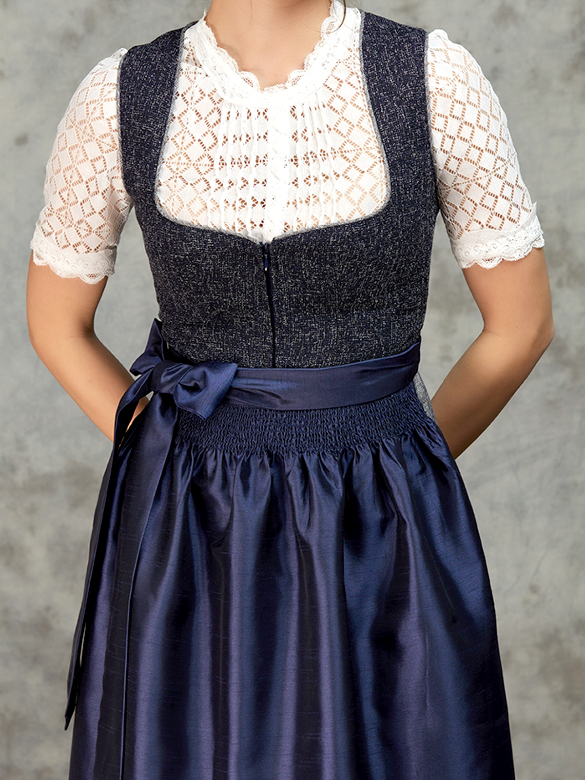 Traditionelles blaues Dirndl