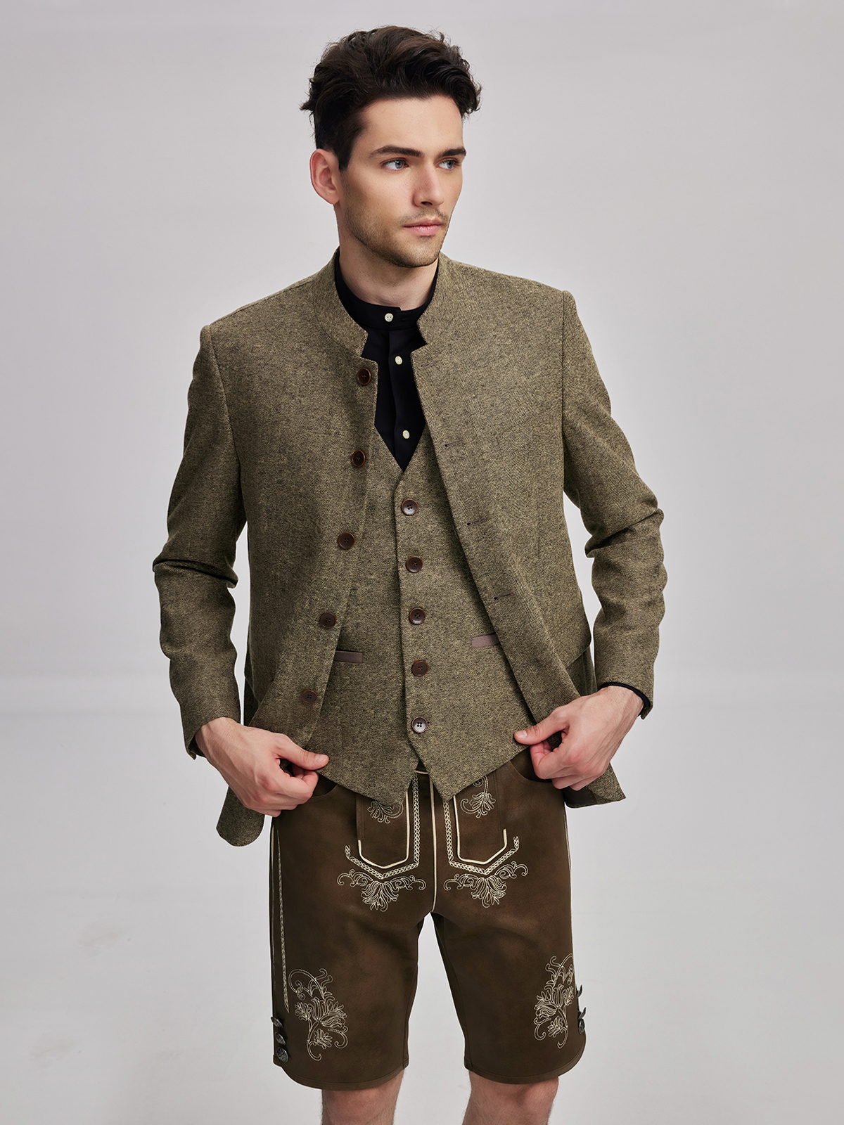 Dirndl mit gelber Janker-Jacke – perfekt für den Herbst