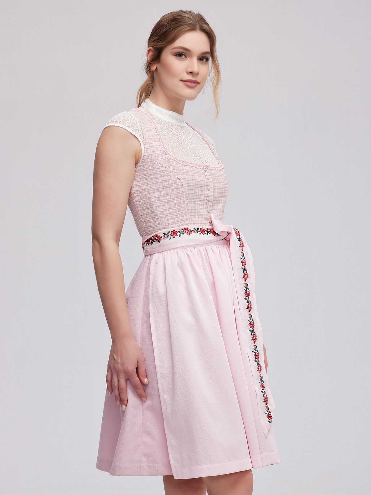 Modernes Dirndl in Rosa mit kurzer Bluse